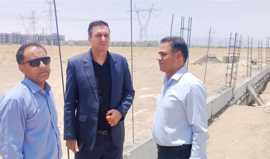 بازدید رئیس دانشکده علوم پزشکی سیرجان از روند اجرای پروژه حصارکشی پردیس و پیگیری تسریع در تکمیل فاز نخست
